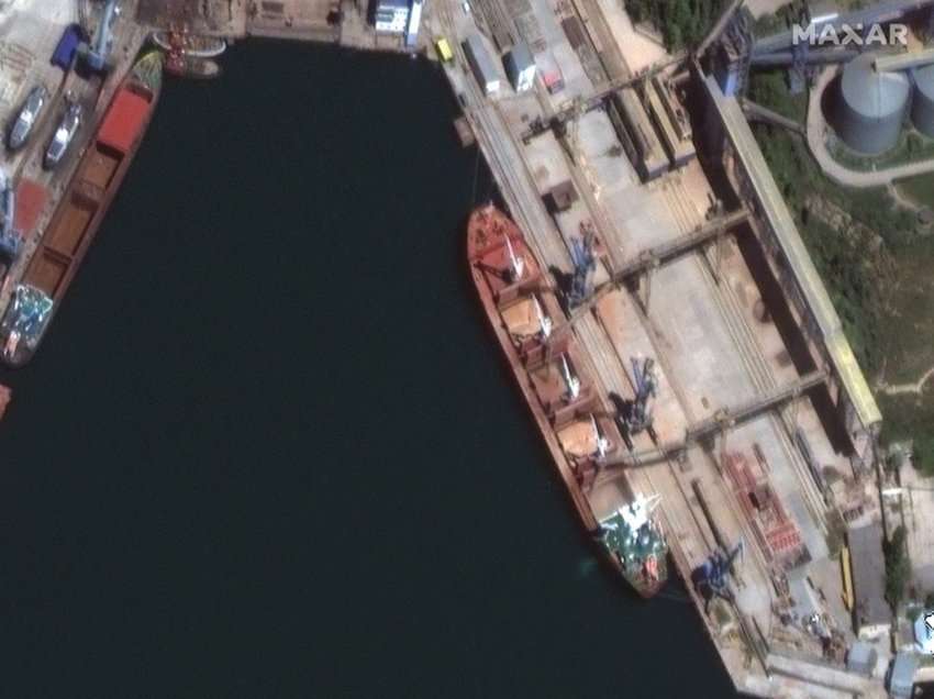 Imazhet satelitore tregojnë anijet ruse duke vjedhur grurin ukrainas