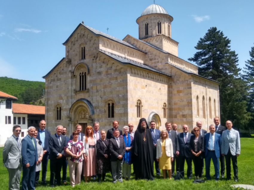 Ambasadorët e QUINT-it vizitojnë Manastirin e Deçanit