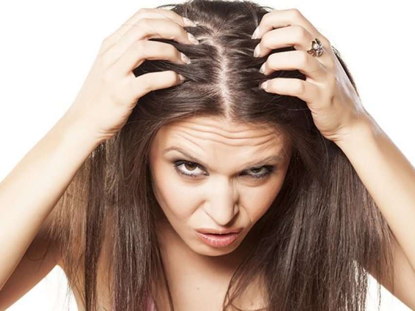 Të parandalosh rënien e flokëve ndërsa plakesh do të thotë të shmangësh faktorët stresues mjedisorë, tregojnë studimet