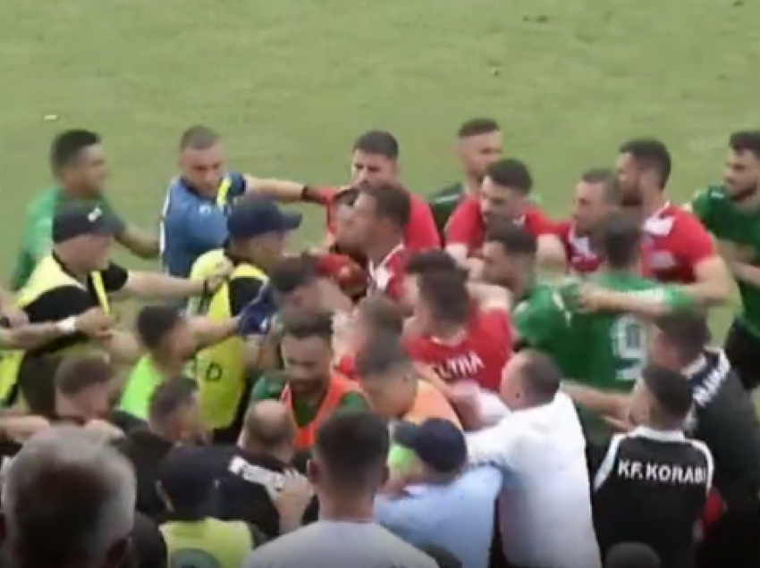 Përleshje masive mes futbollistëve në Shqipëri