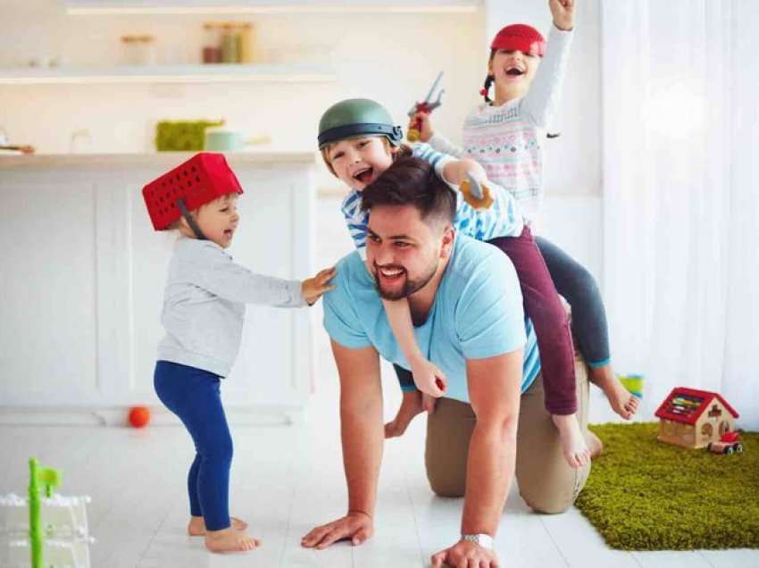 Një baba që kujdeset për fëmijët e tij apo që bën punë shtëpie, nuk duhet të shihet si më pak mashkull