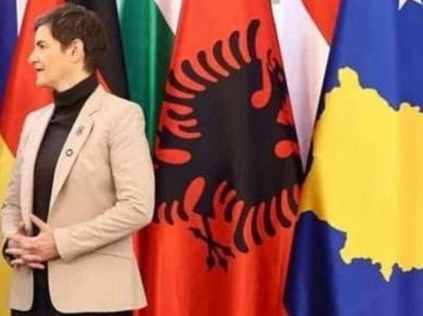 Fotografia pranë flamurit të Kosovës dhe atij kuq e zi që Bërnabiq s’do donte ta shihte kurrë!