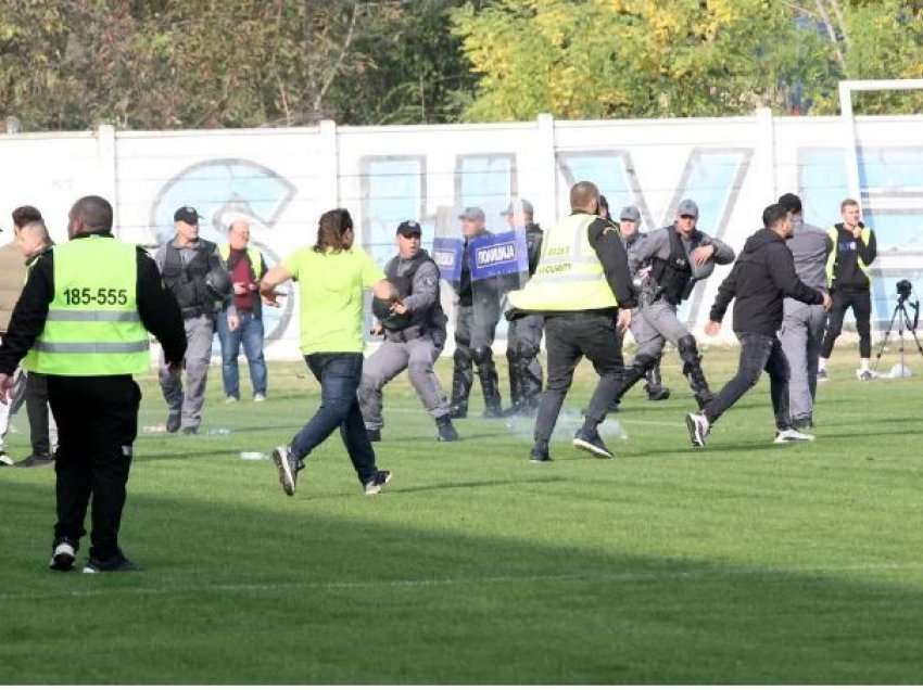 Turp i madh në derbin shqiptar në Maqedoninë e Veriut, tifozët godasin lojtarët