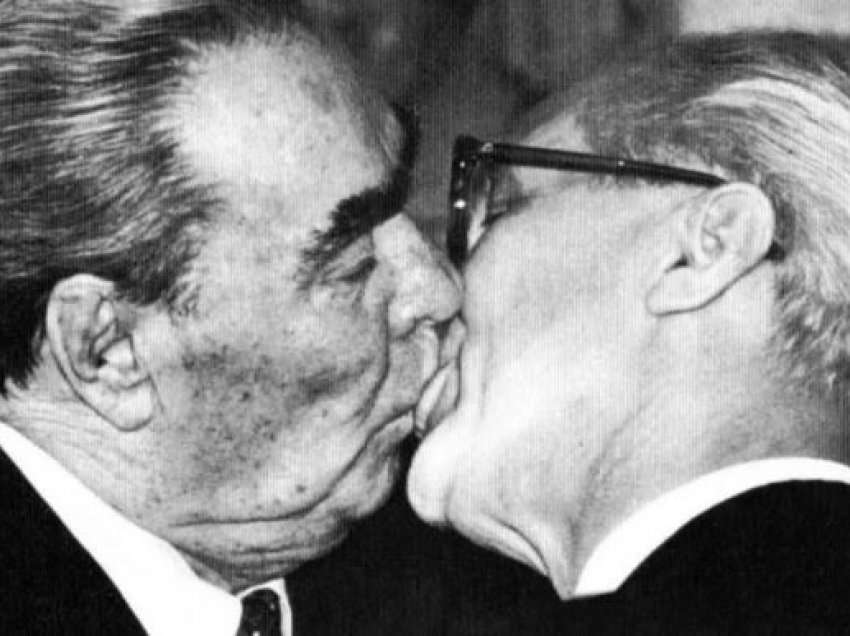 Ndodhi gjatë Luftës së Ftohtë, si e tronditi botën puthja mes dy liderëve politikë 