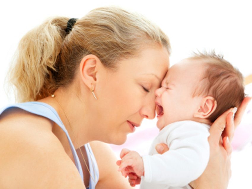 Çfarë mund të bëni për t’u qetësuar dhimbjet bebeve, këshilla për nënat