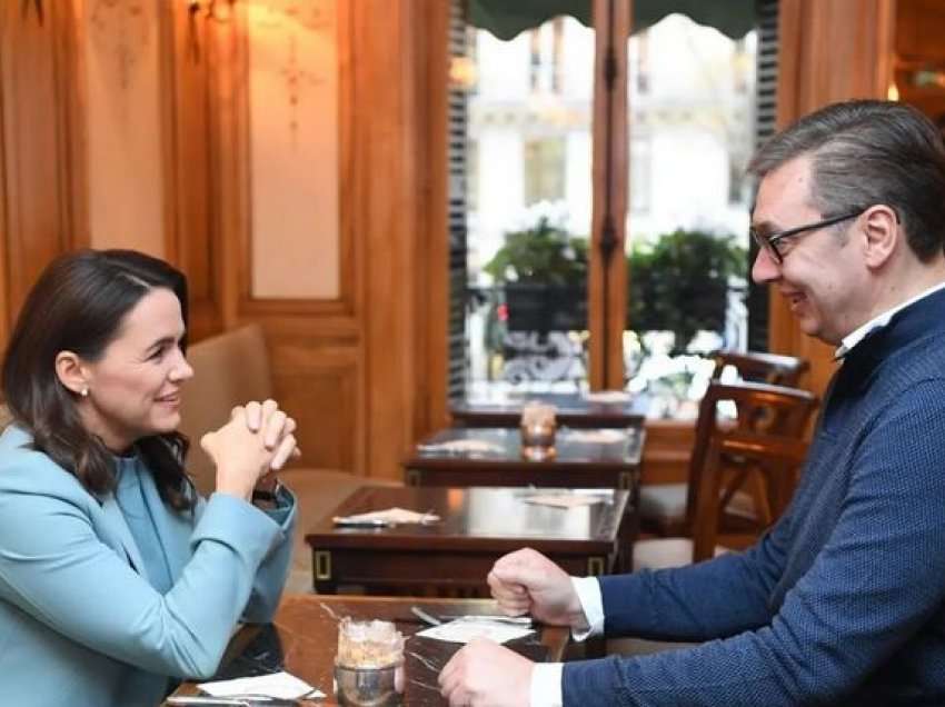 Paris: Vuçiqi “i qan hallet e Kosovës” duke pirë çajin e mëngjesit me presidenten hungareze