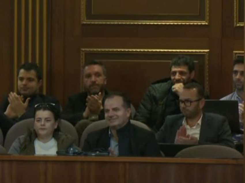 Vasfije Krasniqi kthehet në Kuvend si vizitore, deputetët në këmbë e duartrokasin