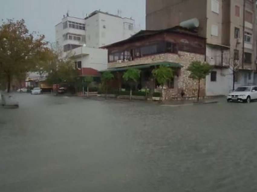 Durrësi nën ‘pushtetin e ujit’, probleme dhe përmbytje në rrugët e qytetit