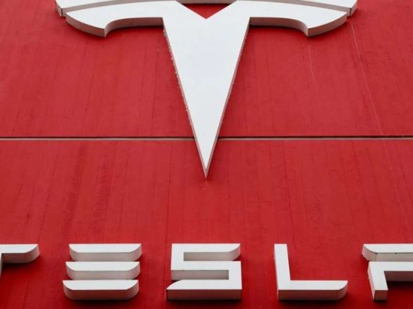 Tesla fton pronarët e 321 mijë veturave t’i dërgojnë në garazh për servisim, për shkak të problemeve me dritat e pasme