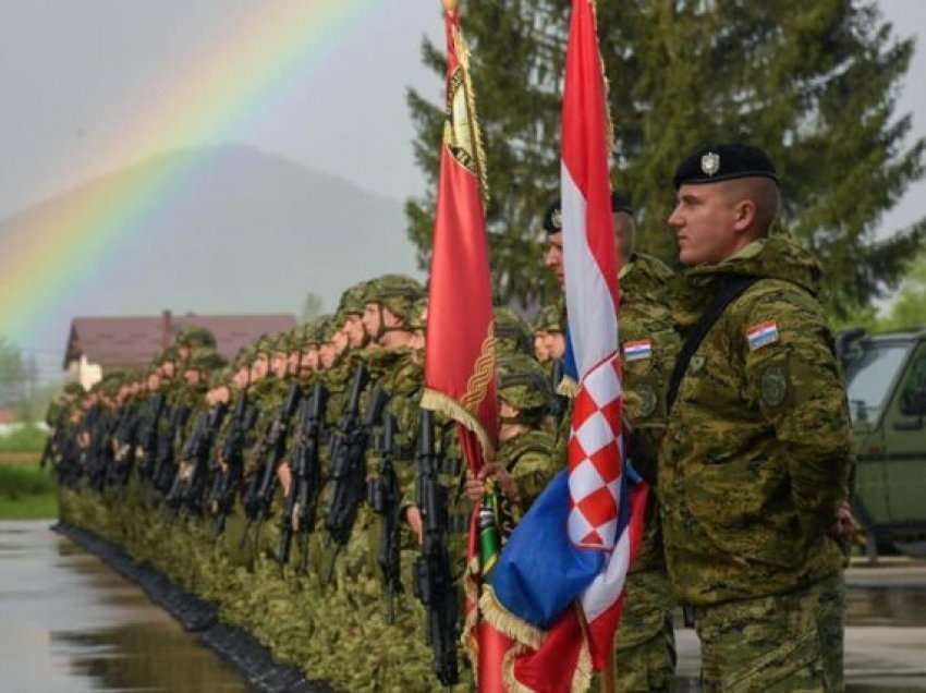 Ushtarët kroatë nisen për Kosovë me dy ceremoni përcjellëse, shkak përplasjet Qeveri-Presidencë