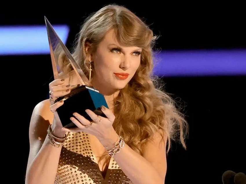 Taylor Swift bën paraqitjen surprizë, rrëmben gjashtë çmime për këngët që ajo ri-regjistroi
