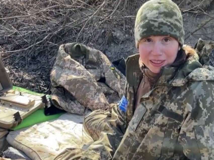 Vullnetarët mbledhin rroba të ngrohta për ushtarët ukrainas