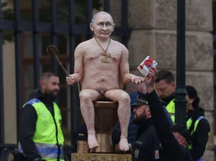 Del në ankand skulptura nudo e Putinit në WC, ja për çfarë do të përdoren të ardhurat nga shitja