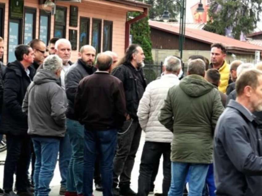 Transportuesit privat protestuan para NTP-Shkup, kërkojnë sqarim për borxhin