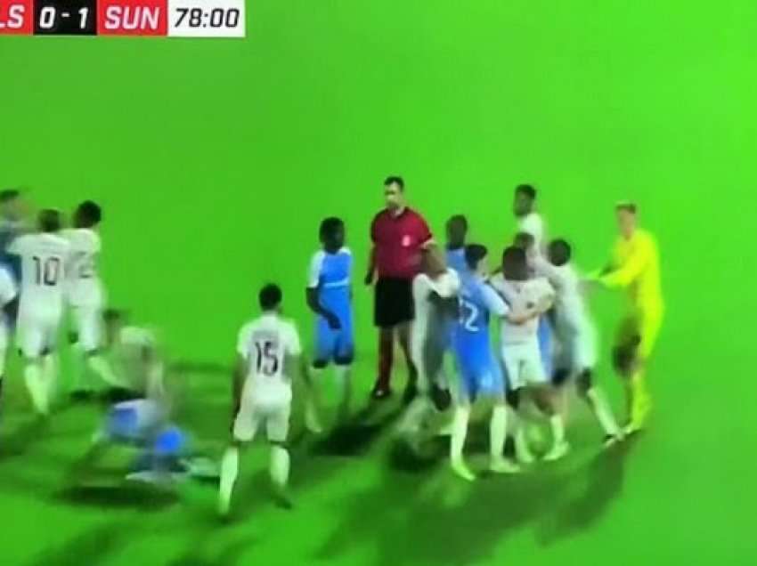 Përleshje masive mes lojtarëve të Sunderland dhe atyre të Al-Shabab – video