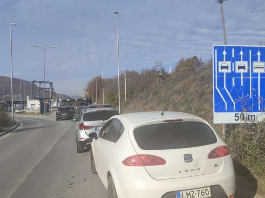 Kolona të gjata në kufirin Maqedoni – Kosovë