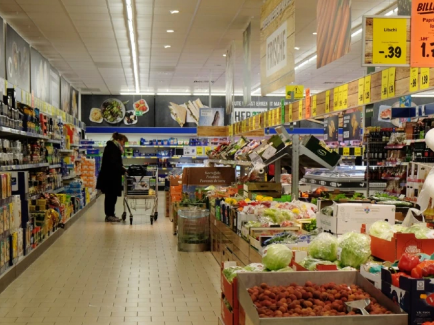 Të sfiduar nga inflacioni, gjermanët blejnë produkte me zbritje