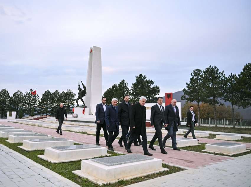 Kryeministri Kurti bëri homazhe te varri i patriotit e veprimtarit, Hasan Prishtina