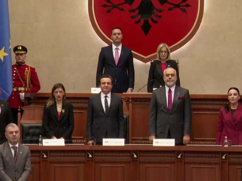 Nis mbledhja e përbashkët e Kuvendeve Shqipëri-Kosovë, deputetët të gjithë në këmbë për të nderuar himnet kombëtare