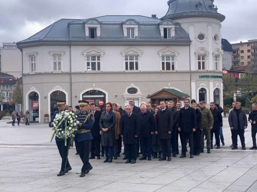 Kosova nis festën e Flamurit me homazhe te busti i Skënderbeut