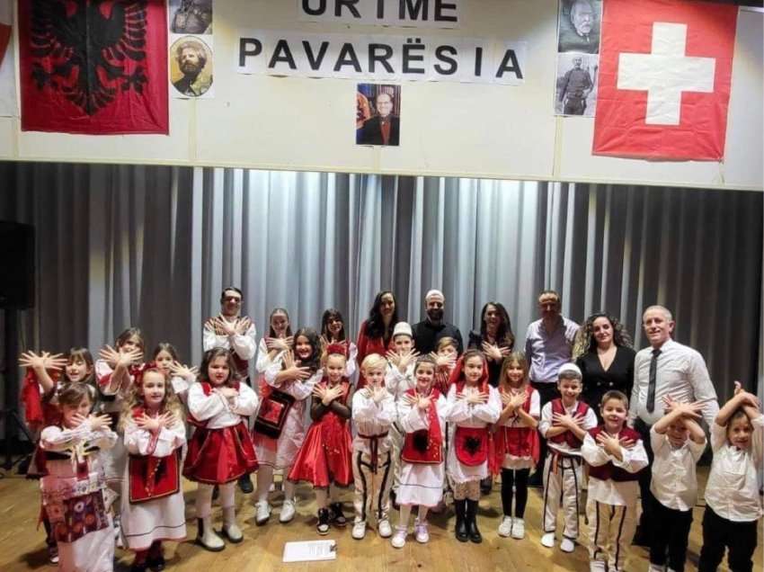 Shkolla shqipe në Nyon bashkë me shqiptarë e zviceranë festuan Ditën e Flamurit dhe 110-vjetorin e pavarësisë