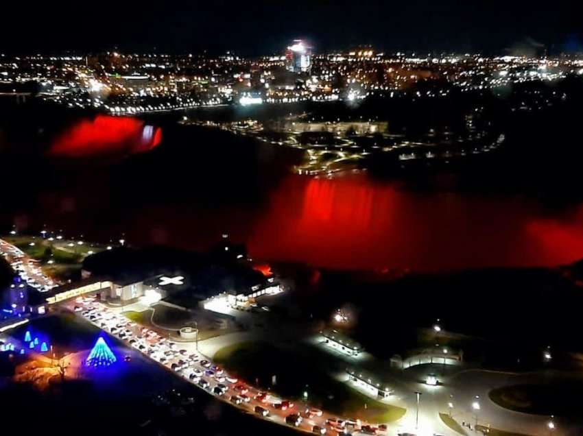 Kanada/Ontario: Ujëvara e Niagarës ndriçohet për të tretin vit radhazi me ngjyrat kuqezi
