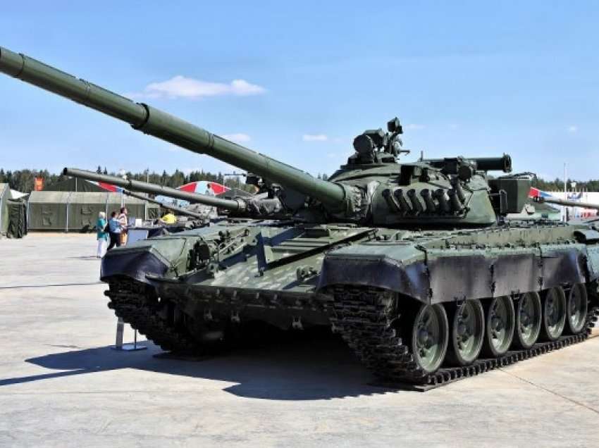 ​Pragë, një fushatë për mbledhjen e fondeve blen një tank T-72 për Ukrainën