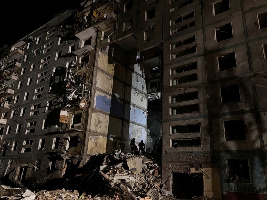 Imazhet e fundit tregojnë përpjekjet e shpëtimit në Zaporizhzhia pas granatimeve ruse