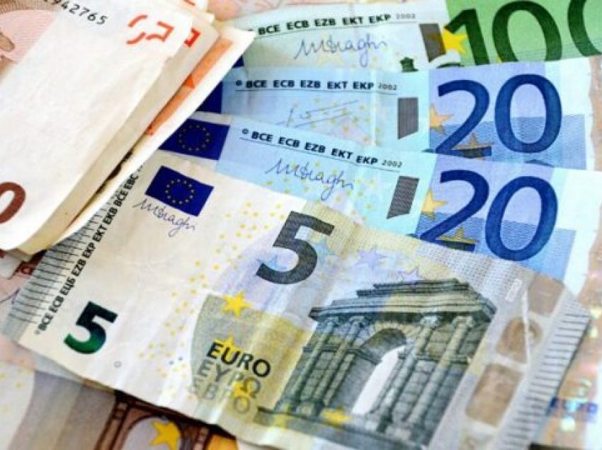 Tendenca për të blerë me para të falsifikuara: Mitrovicasi paguan me 50 euro false, merr 45 euro kusur origjinal