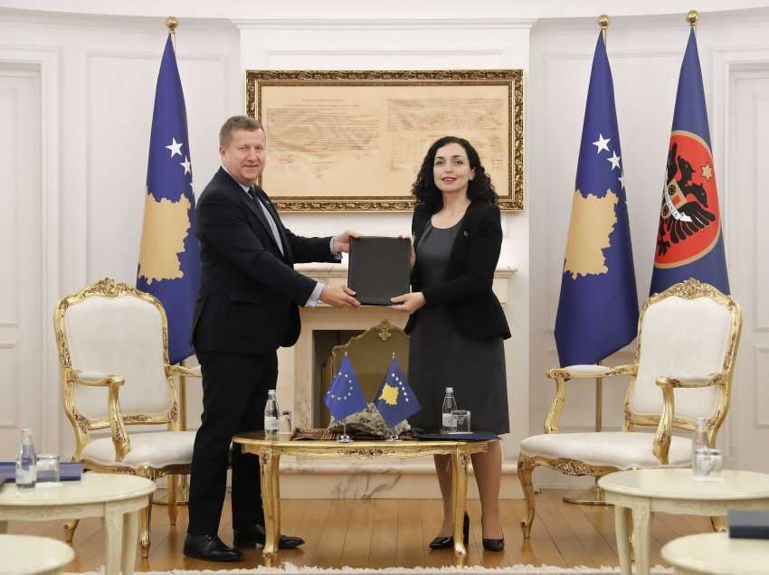 Presidentja Osmani pranoi raportin e Komisionit Evropian për Kosovën për vitin 2022 nga ambasadori Szunyog