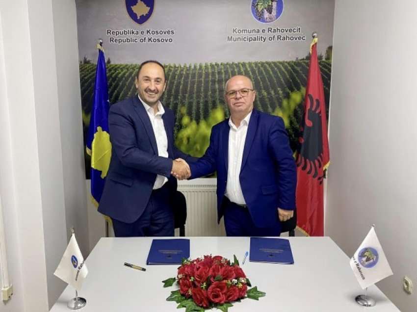 ​Ministri Aliu nënshkruan marrëveshje me komunat e Gjilanit e Rahovecit