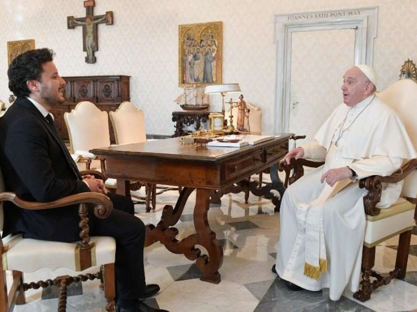 Papa priti në takim Dritan Abazoviqin