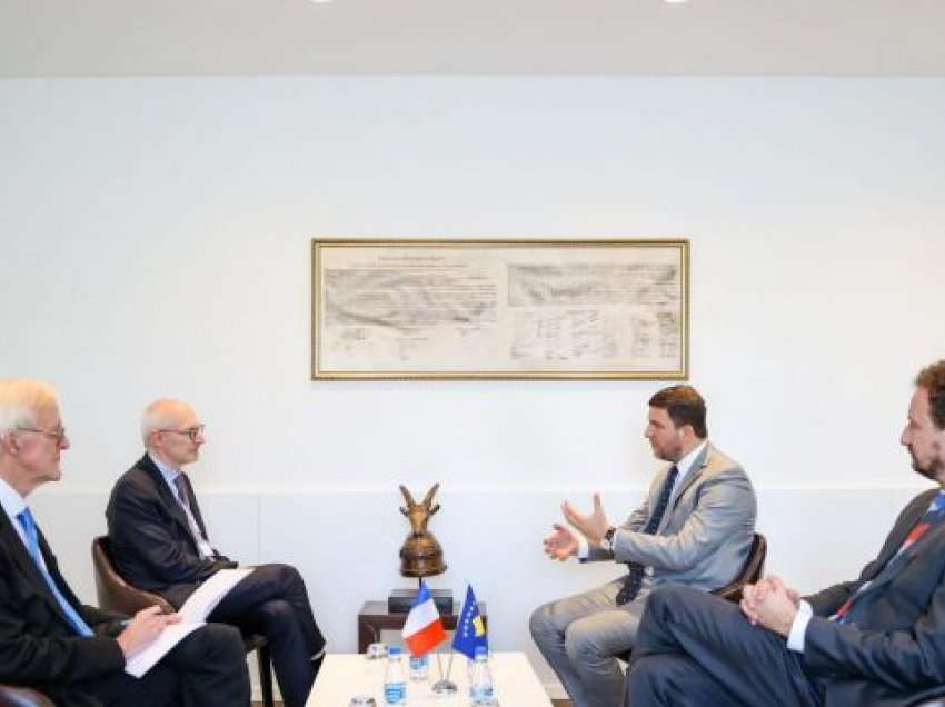 Kreu i PDK-së takon ambasadorin francez, i kërkon mbështetje për vizat