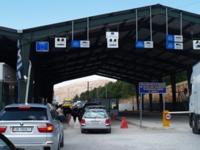 Mallra kontrabandë në Kapshticë, arrestohet doganieri dhe 2 persona të tjerë