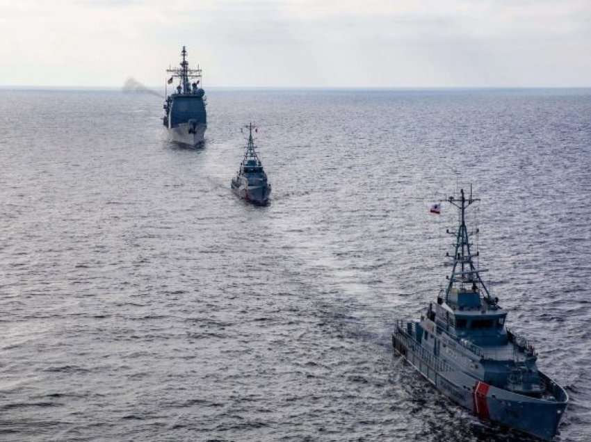 Stërvitje ushtarake në Detin Adriatik, kryqëzori amerikan lundron me anijet e Rojes Bregdetare