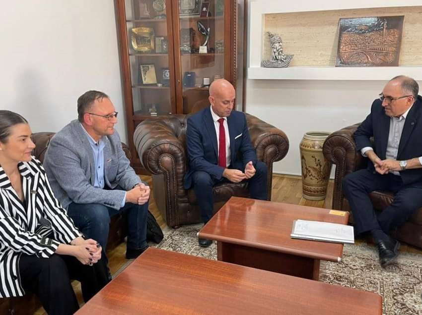 Kryetari i Prizrenit, Shaqir Totaj, priti udhëheqësit e Federatës së Tenisit të Kosovës!