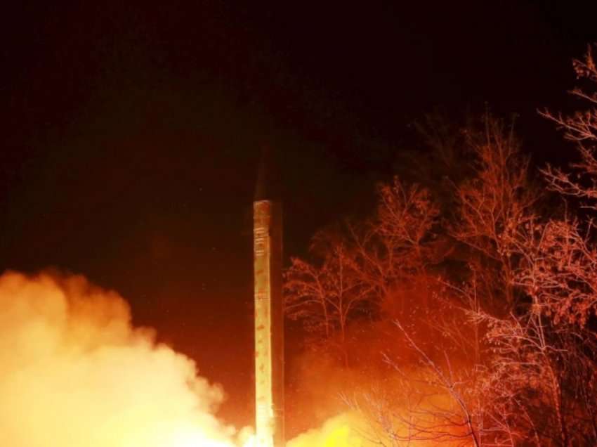 Koreja e Veriut teston dy raketa balistike
