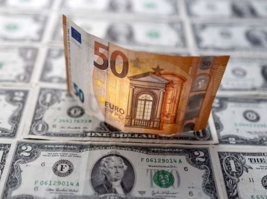 “Gjëma” e papritur po ndodh me Euron dhe Dollarin, njihuni me këmbimin valutor për sot