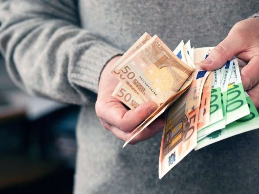 Kursimet e qytetarëve të RMV-së në bankat vendore arrijnë 5.27 miliardë euro