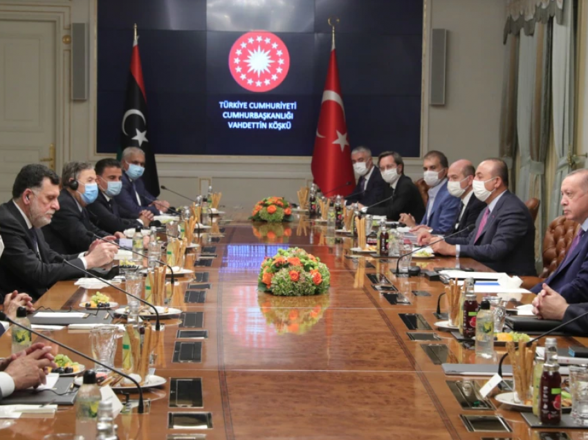 Reuters analizon kthimin e mediave turke në shërbim të Erdoganit