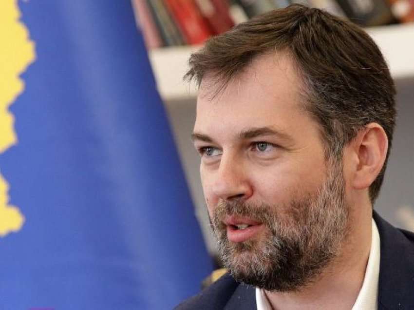 Sulmi i PSD-së, ministri Çeku ia heq kapelën Muratit për “qëndrimin dinjitoz”