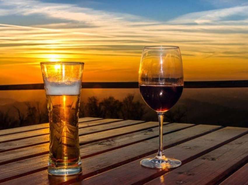 Një gotë verë apo birrë e kontrolluar mbron shëndetin