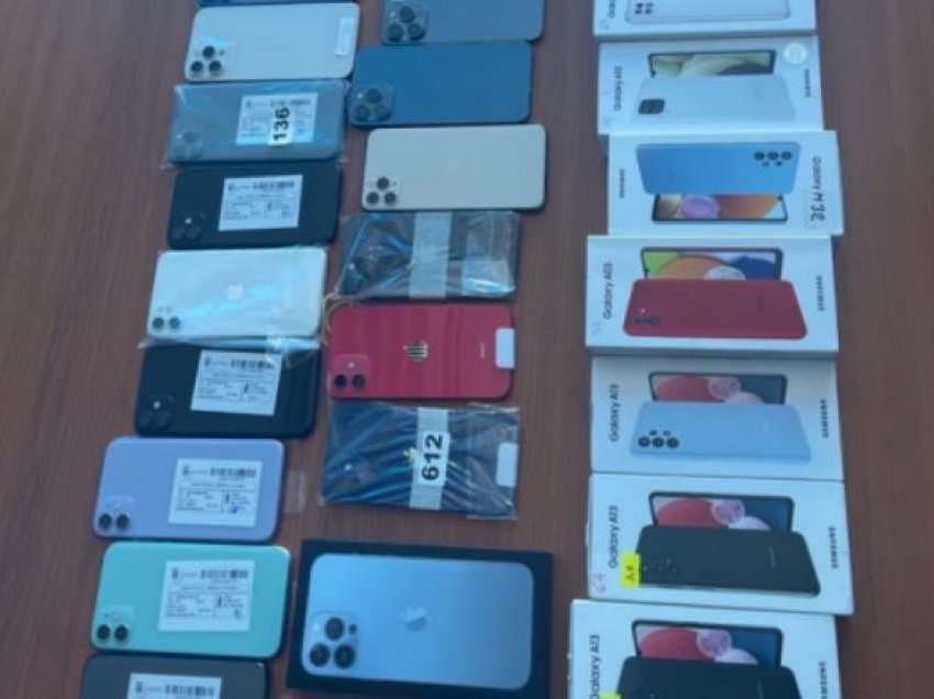 Dogana gjen gati 40 telefona të kontrabanduar në një mobil shop