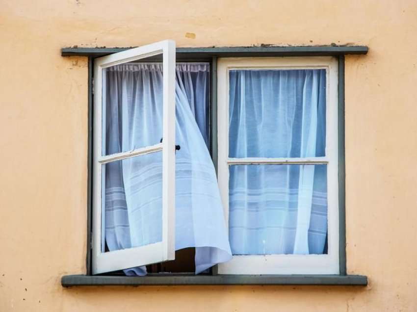 Lipjan: Fëmija rrëzohet nga dritarja e shtëpisë, lëndohet rëndë