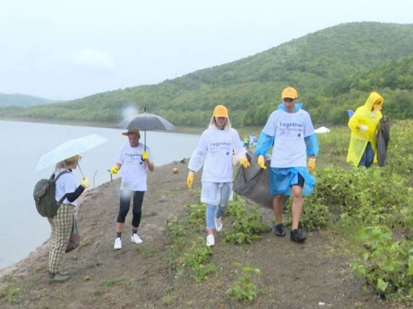 ​Na aksionin për pastrimin e liqenit në Badovc, ambasadori Szunyok bëri thirrje për përkushtim dhe angazhim për një ambient më të mirë në liqene