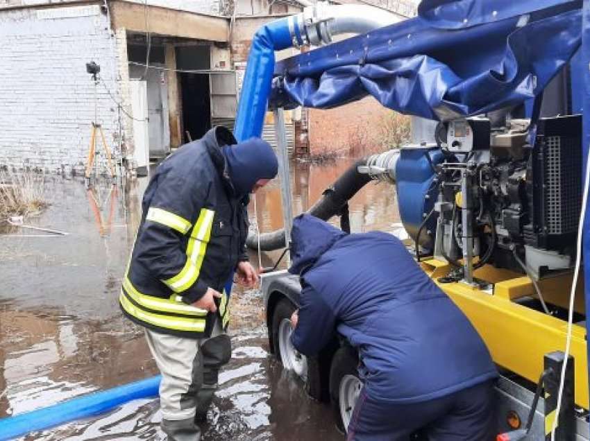 Qeveria reagon pas vërshimeve në Gjakovë e Rahovec, dërgohet një njësi me pompa për tërheqjen e ujit