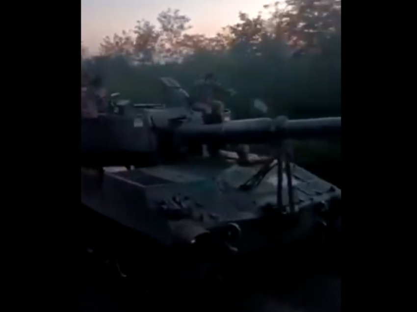Pamjet/ Ushtarët ukrainas gjejnë kohë edhe për këtë gjë në luftë