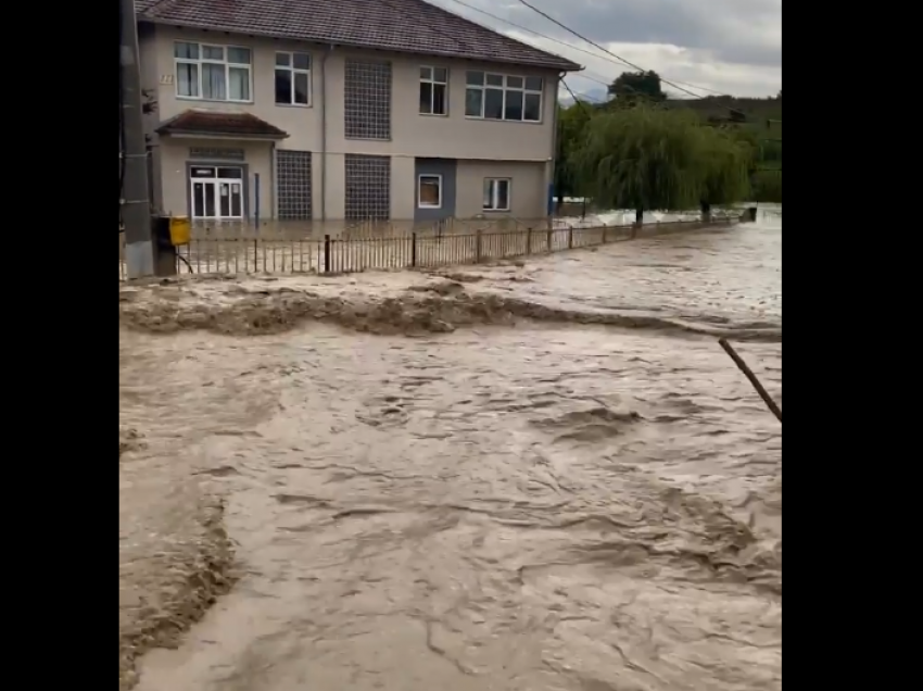 Pamje të frikshme nga vërshimet në këtë fshat të Rahovecit