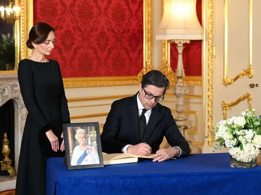 Presidenti Stevo Pendarovski së bashku me bashkëshorten e tij, bënë homazhe tek arkivoli i Mbretëreshës Elizabeth