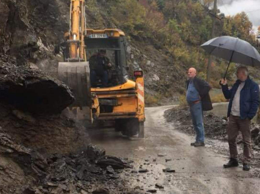 Moti i keq në vend, Ministria e Mbrojtjes: Rruga Lekbibaj- Fierzë e bllokuar nga rrëshqitjet e gurëve